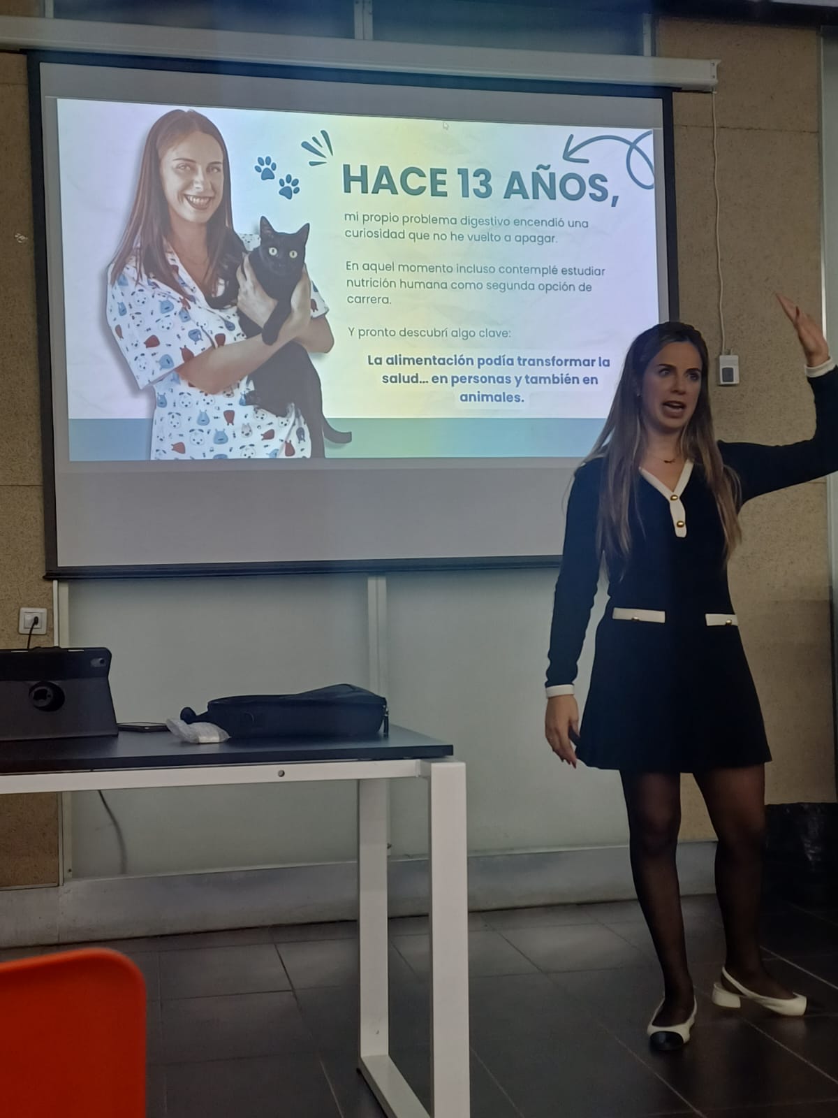 Raquel Pavo impartiendo formación en un aula