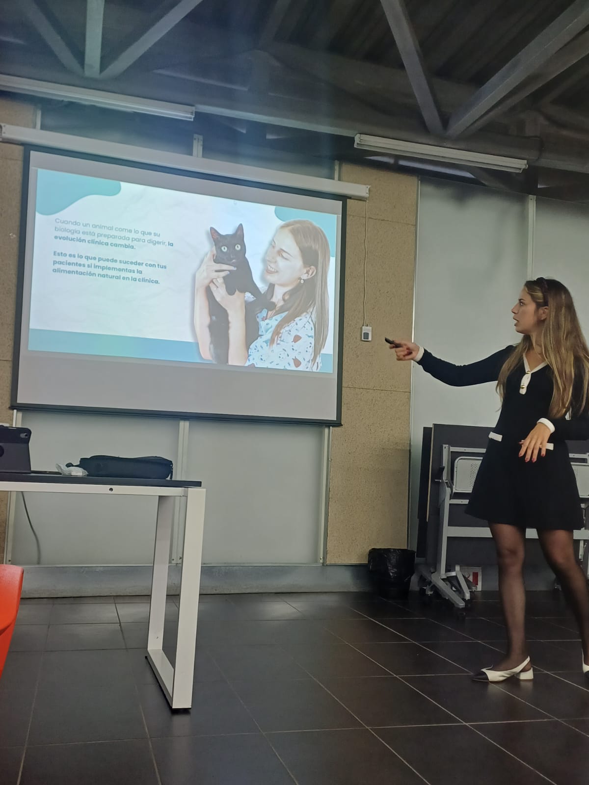 Raquel Pavo durante una sesión de formación veterinaria