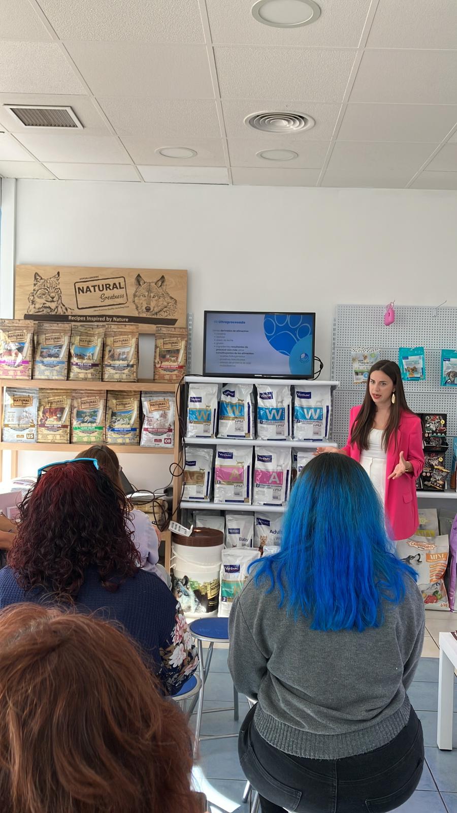Raquel Pavo ofreciendo una charla